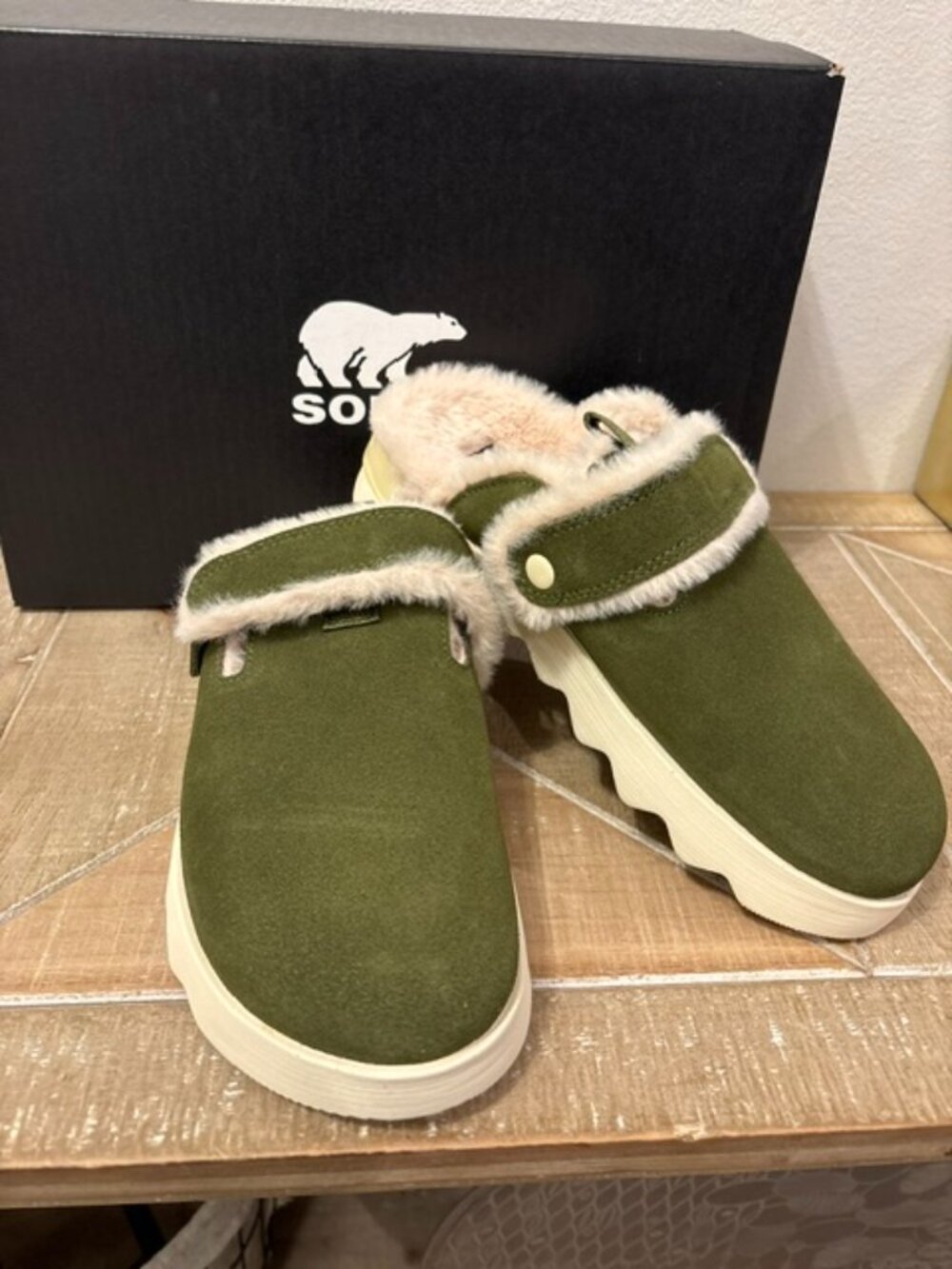 NEW SOREL Viibe Faux Shearling Clogs Utility Green Ceramic Sizes 7-10